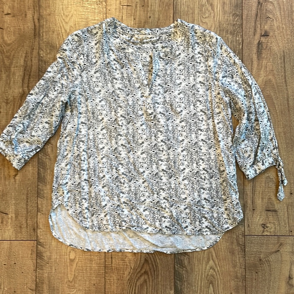 Jane and Delancey rayon women’s top. Size medium. 3/4 sleeves.
